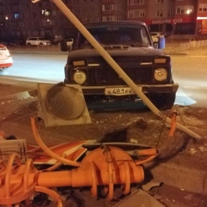 На перекрестке Советской - Некрасова «Нива» снесла светофор