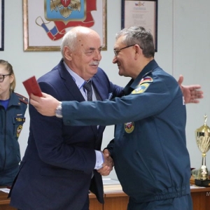 В хакасском главке МЧС наградили действующих сотрудников и ветеранов