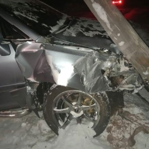 В Хакасии водители таранили две электроопоры