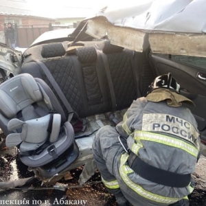 Подробности жуткой аварии по Аскизской: авто с 28-летней женщиной занесло на встречку