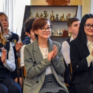 Глава Хакасии в Луганске встретился с юными дипломатами
