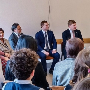 Глава Хакасии в Луганске встретился с юными дипломатами