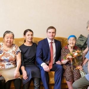 Глава Хакасии поздравил труженицу тыла со 100-летием 