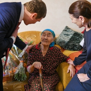 Глава Хакасии поздравил труженицу тыла со 100-летием 