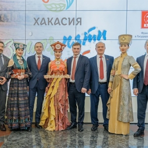 «Земля пяти стихий»: в Госдуме оценили выставку, посвященную Хакасии
