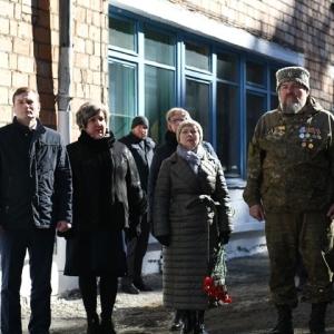 В Абазе установили мемориальную доску Илье Соломачеву