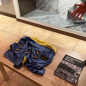 В Хакасии музею передали добытые в боях за Попасную флаг и шевроны