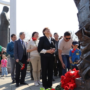 Хакасия хранит память о своих Героях - фоторепортаж с открытия памятника Игорю Ахпашеву