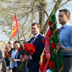 Валентин Коновалов почтил память бойцов, умерших от ран в госпиталях Абакана