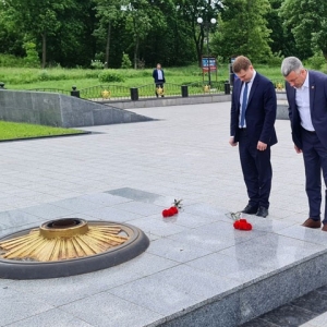 Глава Хакасии в ЛНР почтил память героев Донбасса 