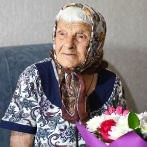 Глава Хакасии поздравил со 100-летним юбилеем труженицу тыла 