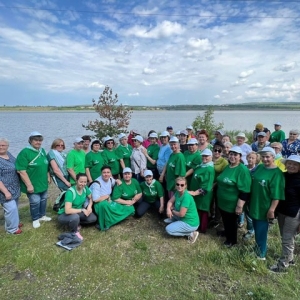 Волонтеры Фонда «Кристалл» очистили берег целебного озера от пластика