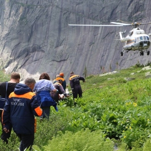Пострадавшего на Ергаках туриста спасатели доставили вертолетом в Абакан