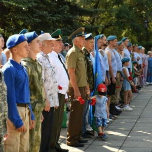 Десантники встретились в парке Победы Абакана - фото