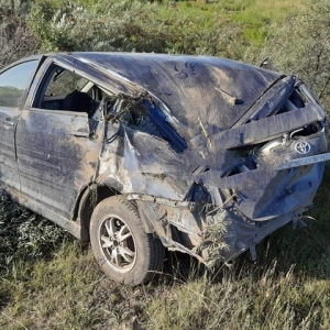 В Хакасии водитель и пассажирка Toyota Wish пострадали, перевернувшись на машине