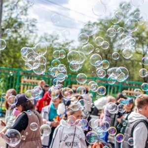Хорошее настроение и море энергии: СГК подарила праздник для детей в Черногорске