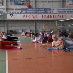 В Саяногорске прошли «Веселые старты» для пенсионеров-металлургов