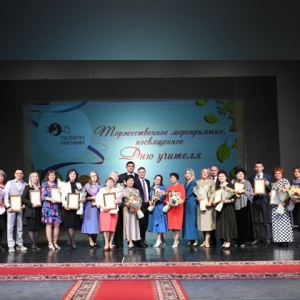 Глава Хакасии вручил награды работникам образовательной сферы