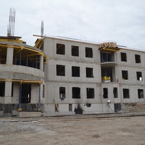 Строители новой поликлиники в Абакане торопятся сделать максимум до морозов