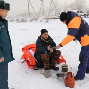 В Хакасии рыбакам рассказали про безопасный лед 