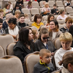 В Хакасии для детей с нарушением зрения дали спектакль «Снежная королева»