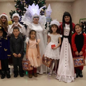 На новогодний праздник в Алтайском районе собрали лучших школьников