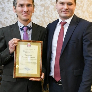 Глава Хакасии поздравил журналистов и вручил награды