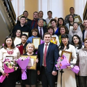 Глава Хакасии поздравил журналистов и вручил награды