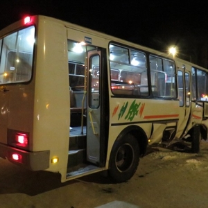 При столкновении пассажирского автобуса с ВАЗ пострадали 7 человек