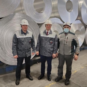 Глава Хакасии посетил завод по производству фольги компании РУСАЛ 