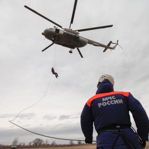 В Хакасии спасателей учили прыгать с вертолета без парашюта 