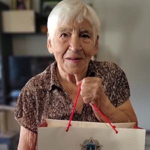  Депутат вручила памятные подарки ветеранам от главы Хакасии 