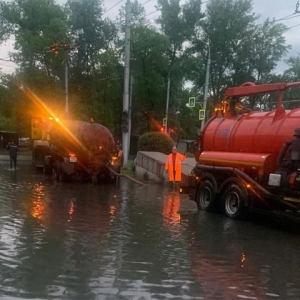 «Спецавтобаза ЖКХ» откачивает дождевую воду в столице Хакасии 