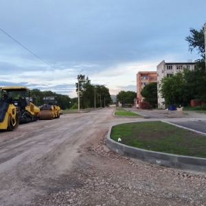 На проезде Северный в Абакане укладывают нижний слой асфальта