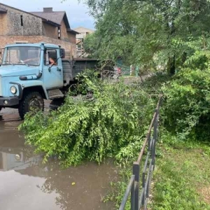 В Шира устраняют последствия бури