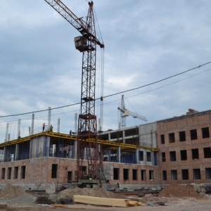 На строительстве школы в Белом Яре задействовано 150 рабочих