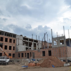 На строительстве школы в Белом Яре задействовано 150 рабочих