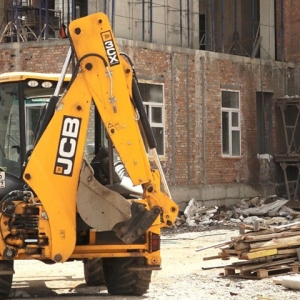 Строительство школы в жилом районе «Арбан»: помещения оснащают оборудованием