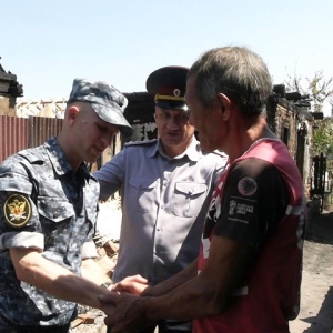 В Хакасии сотрудник УФСИН спас людей на пожаре