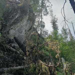 В Шушенском районе тушили пожар от молнии, ударившей в горы