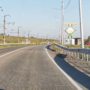 Сползающая дорога на границе Хакасии и Красноярского края не дает покоя автомобилистам