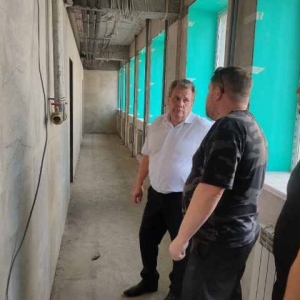 Юрий Курлаев проинспектировал уникальное строящееся здание в Абакане