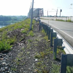 В Хакасии приступили к ремонту трассы, просевшей возле моста через реку Енисей 