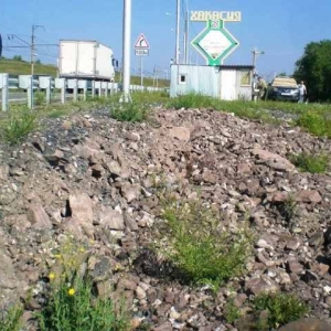 В Хакасии приступили к ремонту трассы, просевшей возле моста через реку Енисей 