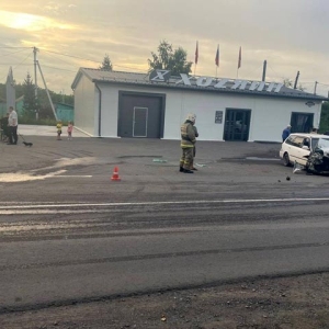 В Белом Яре внедорожник от удара улетел в здание и забор