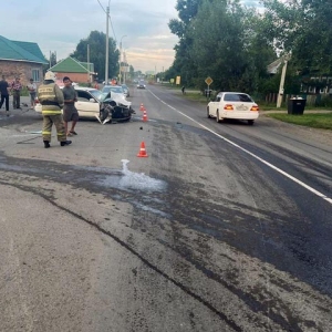 В Белом Яре внедорожник от удара улетел в здание и забор