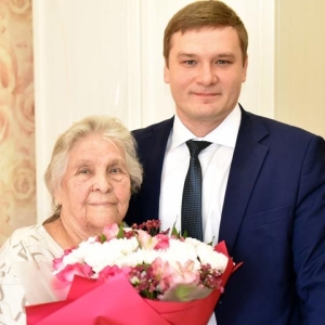 Глава Хакасии поздравил труженицу тыла с 95-летием