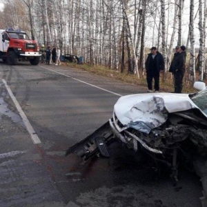 Зажатую в искореженной машине водительницу пришлось доставать спасателям