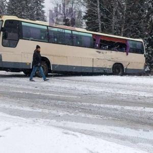 С трассы Абакан - Красноярск слетел рейсовый автобус