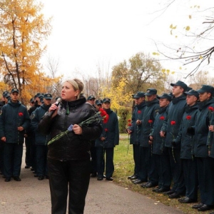 На стене училища олимпийского резерва Хакасии увековечили память героя Какова